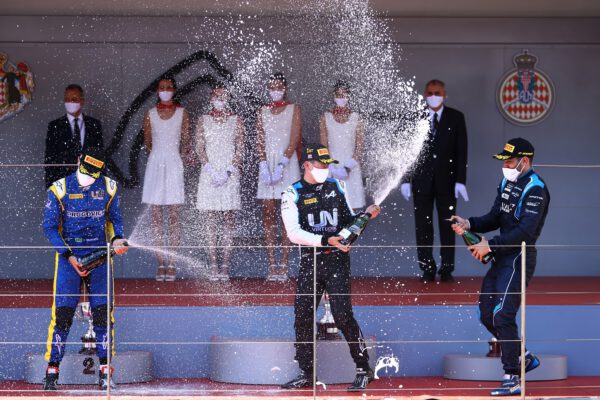 F2: Zhou bral vítězství z pole position v pátečním sprintu